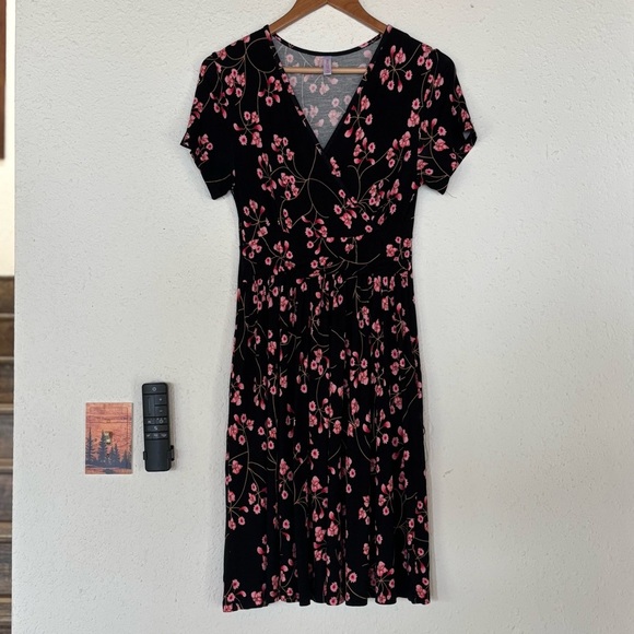 Elegant Floral Midi Dress in Black and Pink - Picture 1 of 7